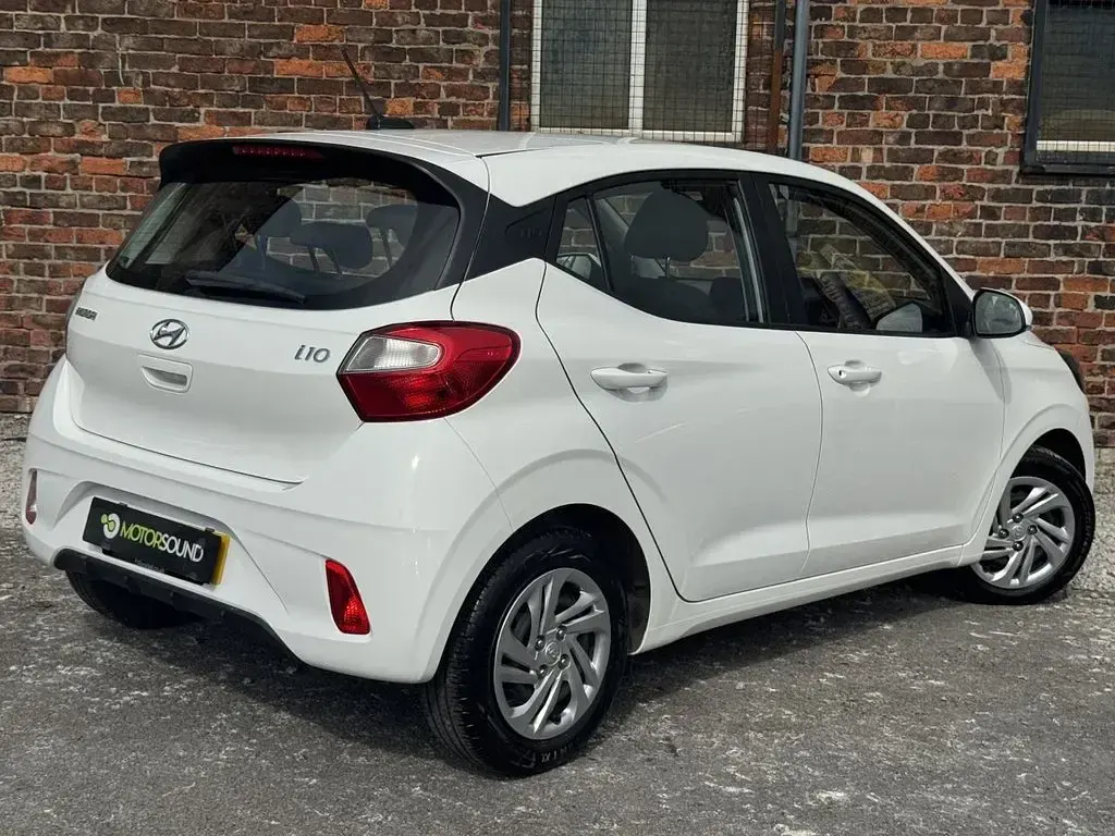 Used Hyundai i10 SE 67 HP (49 kW) 2023 White Hatchback