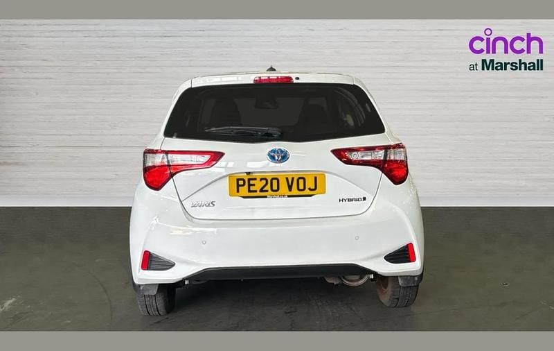 Used Toyota Yaris Hybrid 99 HP (72 kW) 2020 White Hatchback