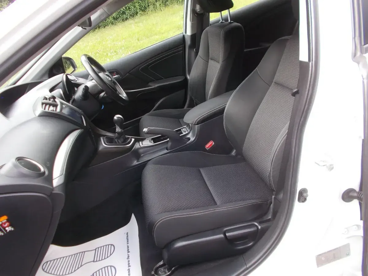 Used Honda Civic SE Plus 120 HP (88 kW) 2015 White Hatchback