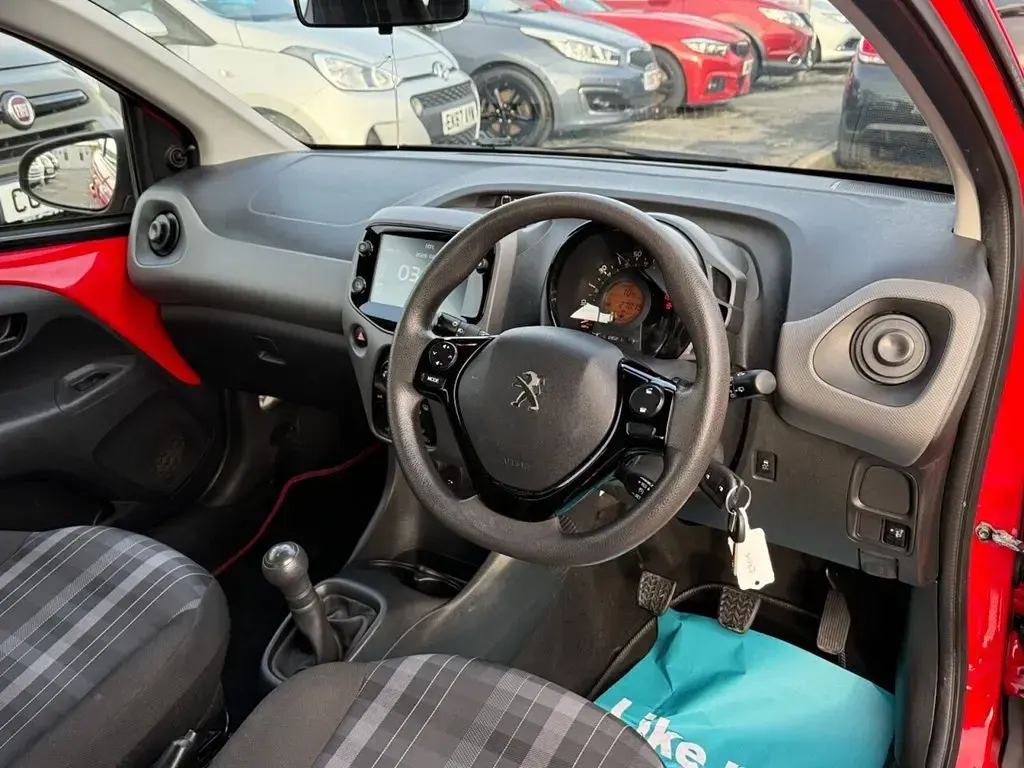 Begagnad Peugeot 108 Active 72 HK (52 kW) 2018 Röd Halvkombi