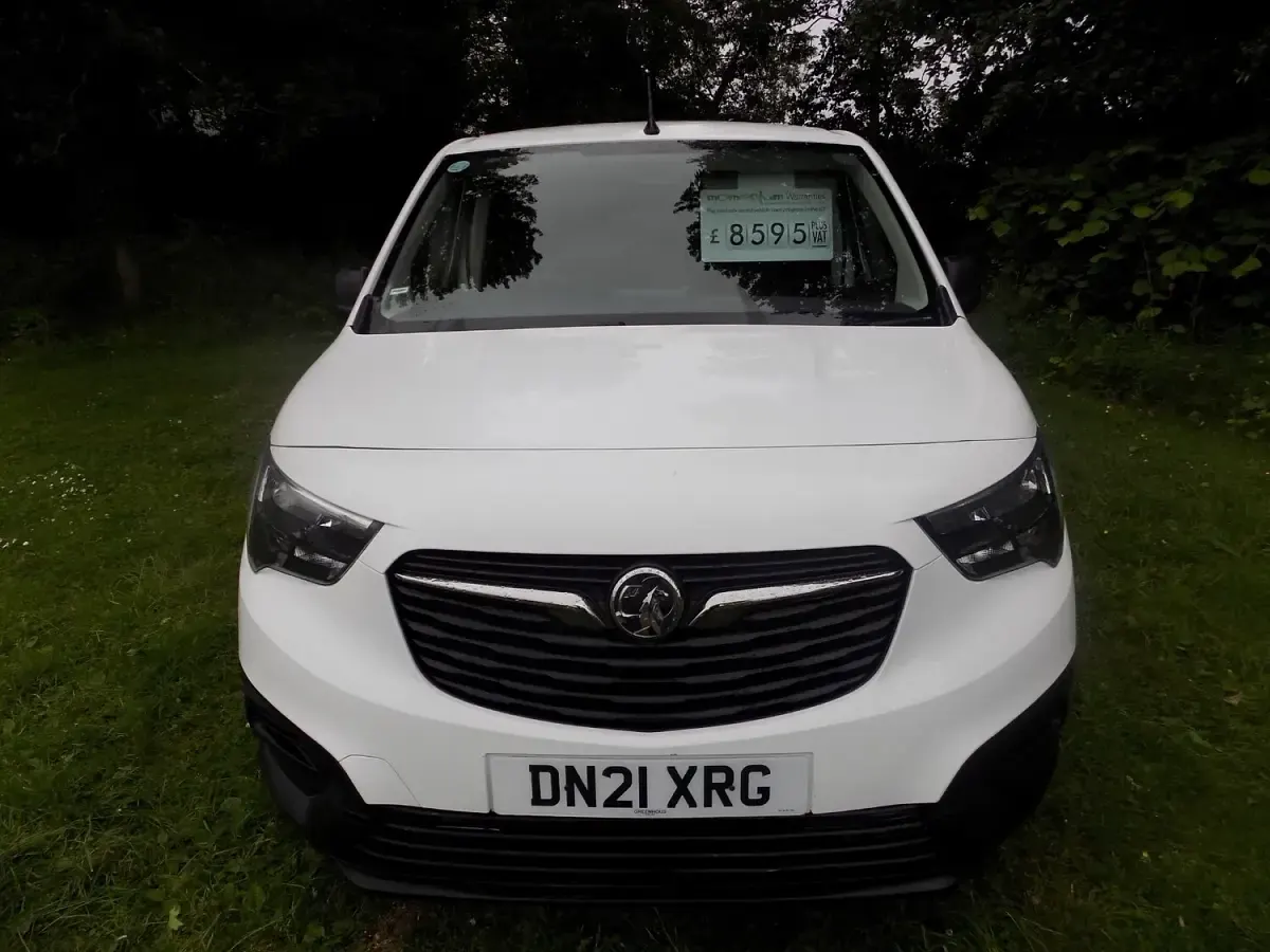 Used Vauxhall Combo 100 HP (73 kW) 2021 White MPV