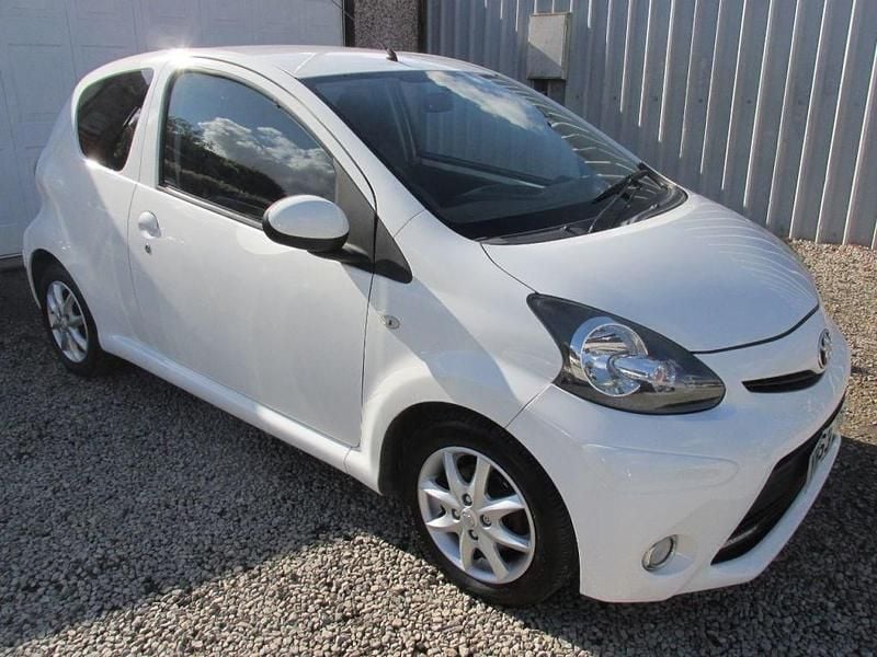 White Used 2013 Toyota Aygo Hatchback | £3,690 (Fair price) - Image 1/4