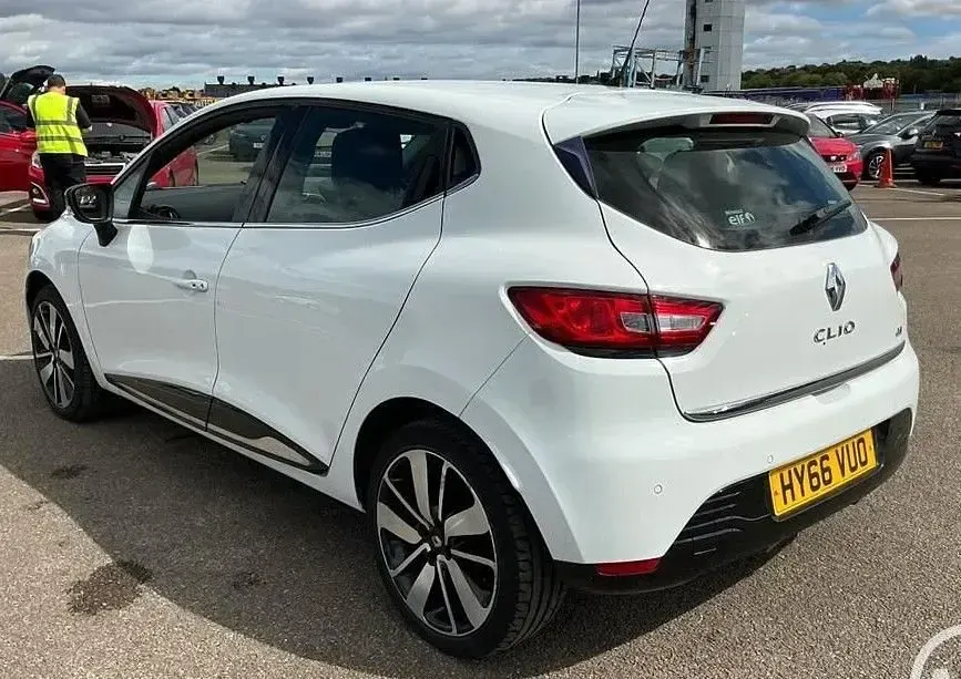 Used Renault Clio Dynamique 90 HP (66 kW) 2016 White Hatchback
