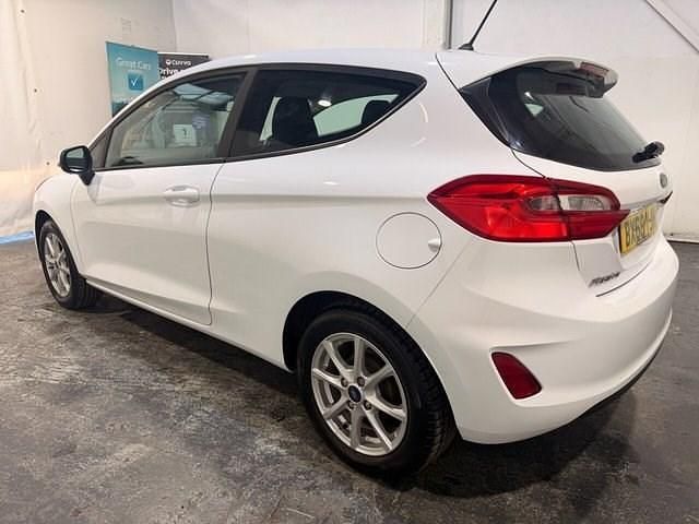 Used Ford Fiesta Zetec 85 HP (62 kW) 2018 White Hatchback