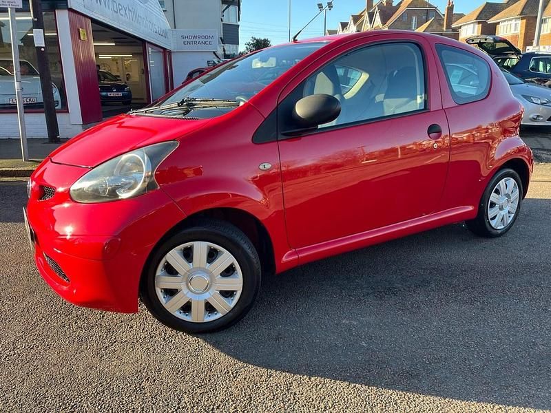 Begagnad Toyota Aygo 67 HK (49 kW) 2007 Röd Halvkombi