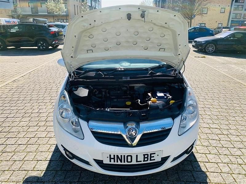 Used Vauxhall Corsa 64 HP (47 kW) 2010 White Hatchback
