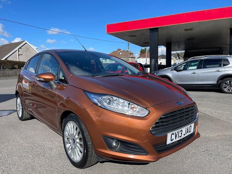 Used Ford Fiesta Titanium 125 HP (91 kW) 2013 Yellow Hatchback