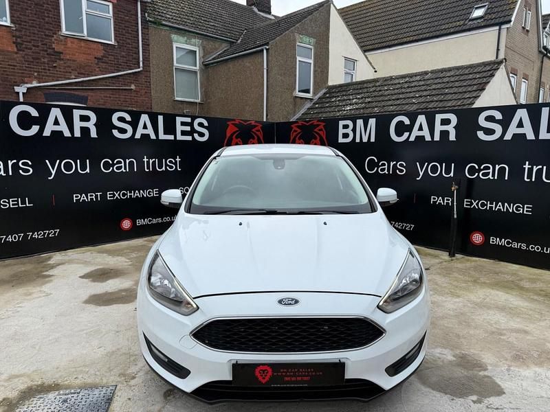 Used Ford Focus Zetec 125 HP (91 kW) 2015 White Hatchback