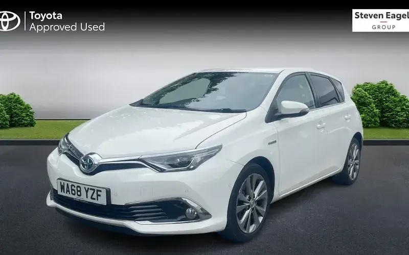 Used Toyota Auris Hybrid 136 HP (100 kW) 2018 White Hatchback