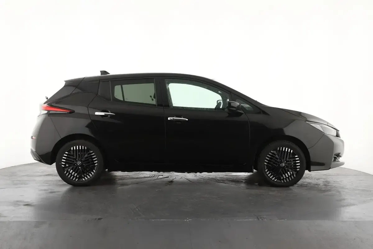 Begagnad Nissan Leaf N-Connecta 160 kW (218 HK) 2022 Svart Halvkombi