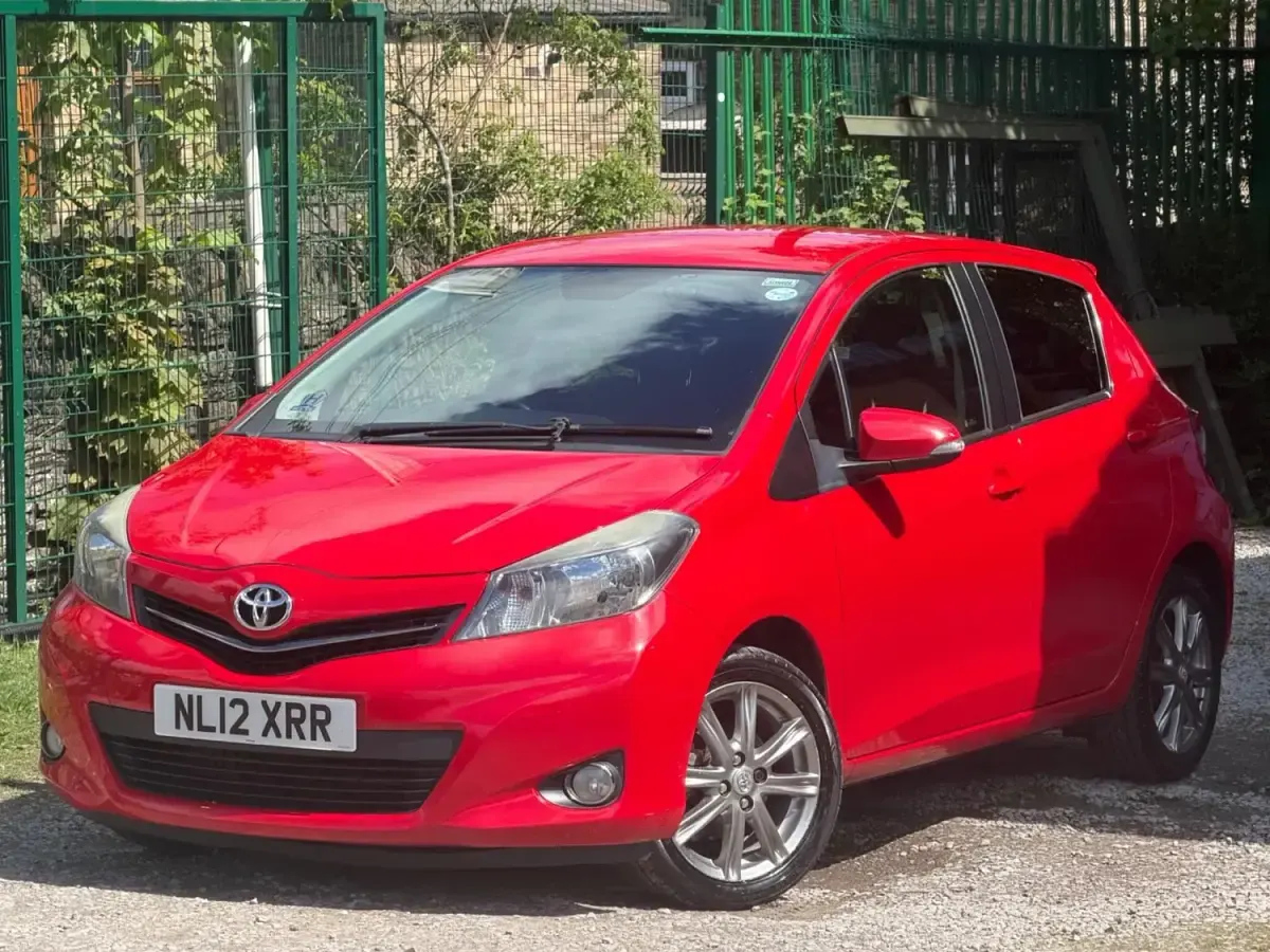 Begagnad Toyota Yaris SR 99 HK (72 kW) 2012 Röd Halvkombi