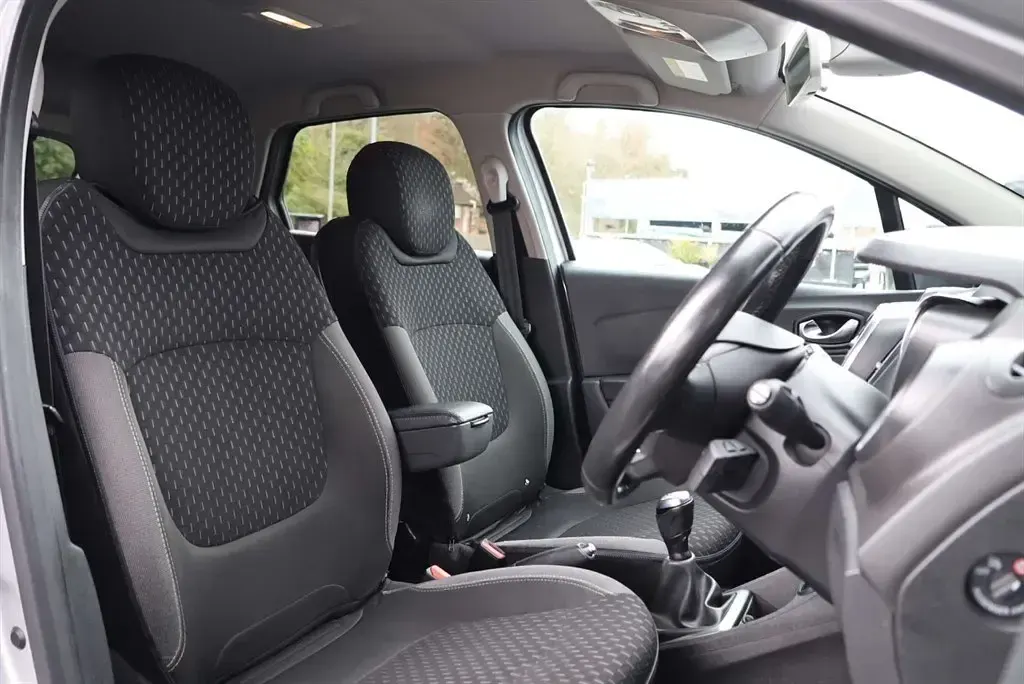 Used Renault Captur Dynamique 90 HP (66 kW) 2017 Silver and black SUV