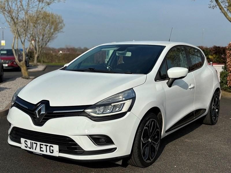 Used Renault Clio IV Dynamique 90 HP (66 kW) 2017 White Hatchback