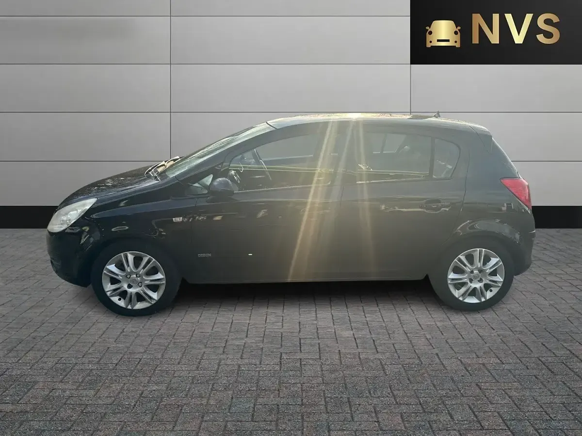 Usado Vauxhall Corsa Design Edition 89 HP (65 kW) 2008 Preto Citadino