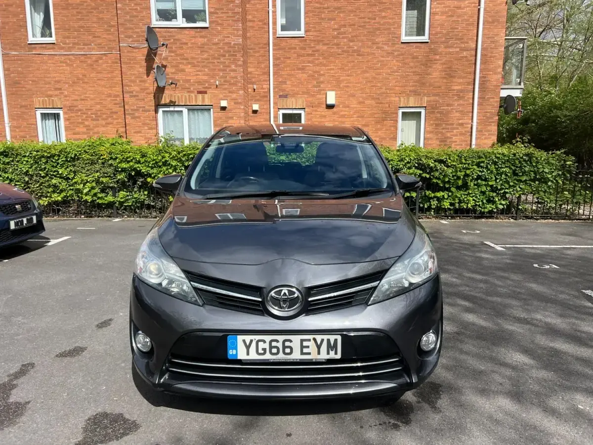 Used Toyota Verso Design 112 HP (82 kW) 2016 Grey MPV