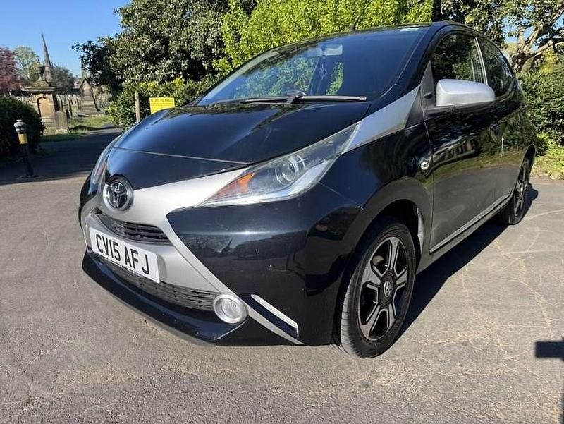 Usado Toyota Aygo X-clusiv 68 HP (50 kW) 2015 Preto Citadino