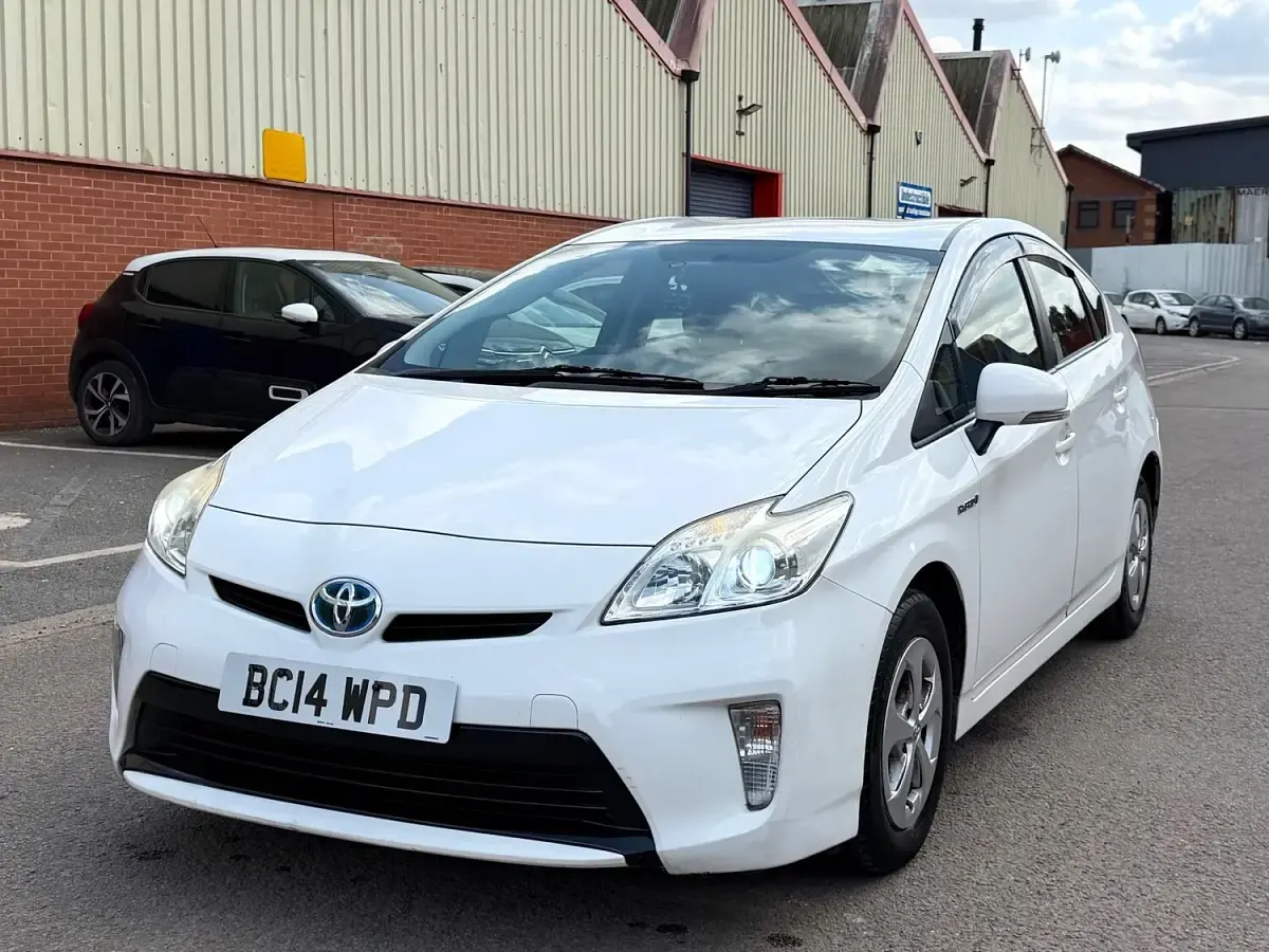 Used Toyota Prius 136 HP (100 kW) 2014 White Hatchback
