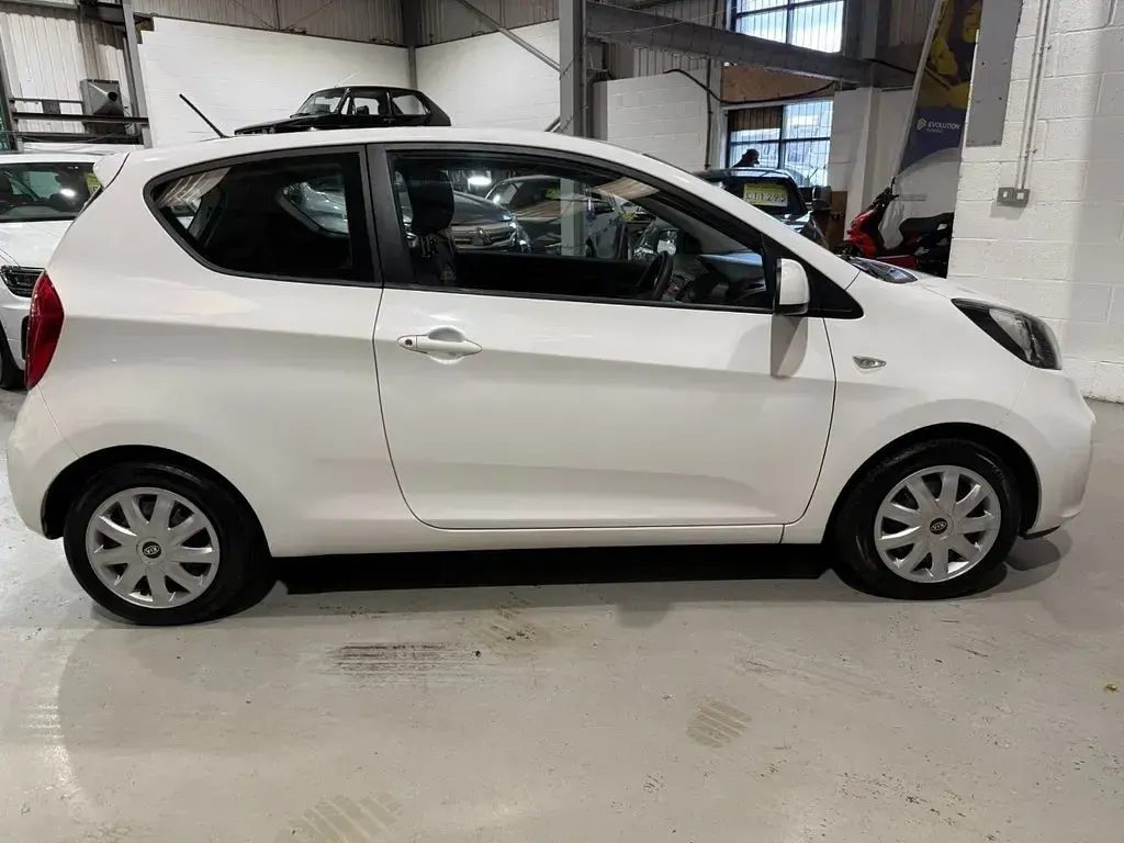 Used Kia Picanto 68 HP (50 kW) 2012 White Hatchback