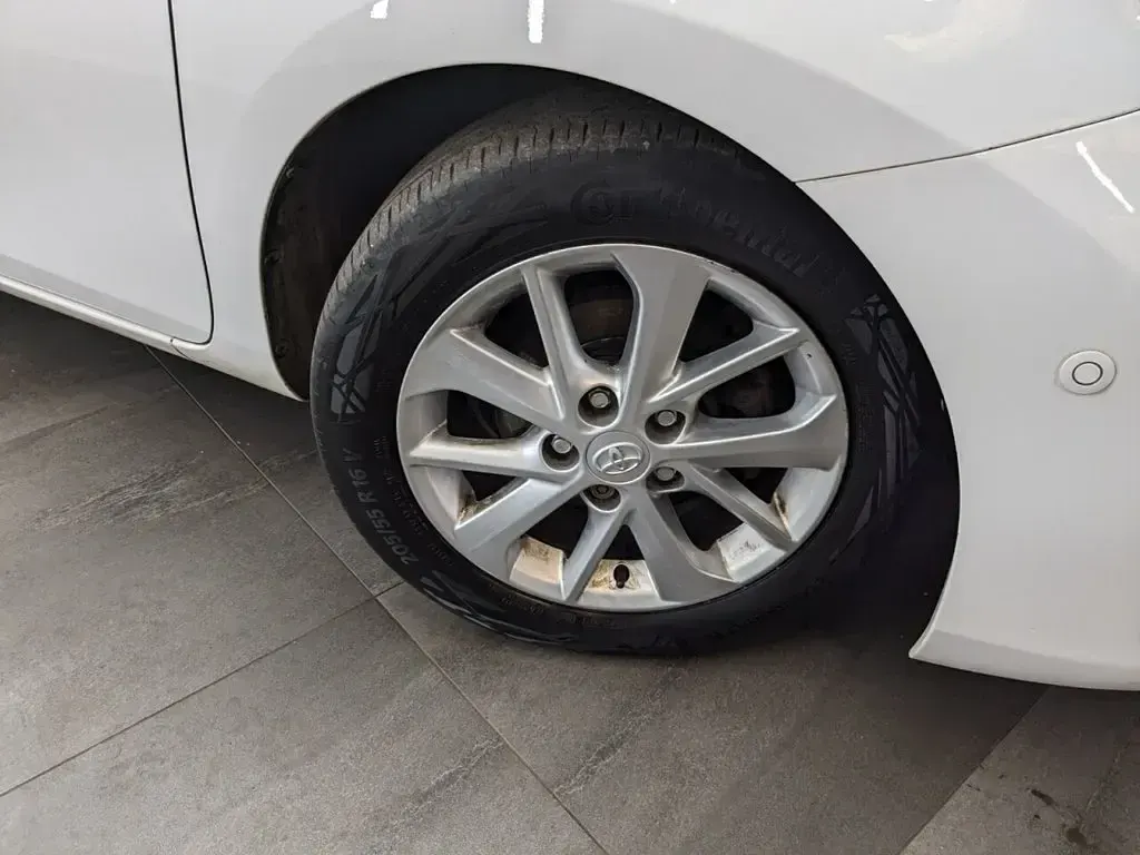 Used Toyota Auris 90 HP (66 kW) 2014 White Estate