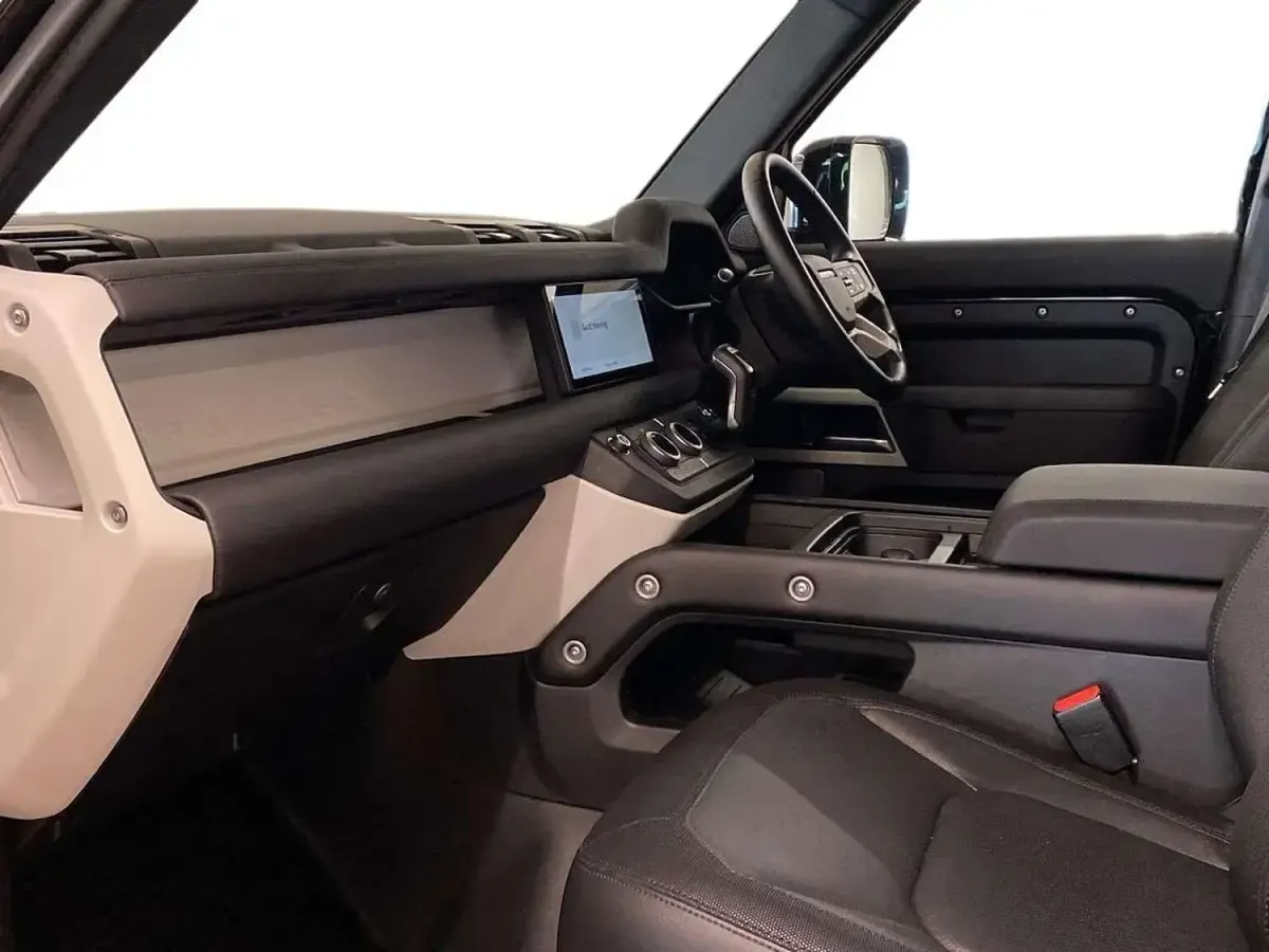 Second-hand Land Rover Defender SE Dynamic 2024 Negru SUV