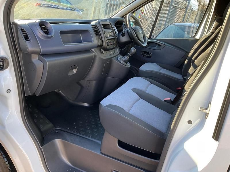 Second-hand Vauxhall Vivaro 120 CP (88 kW) 2018 Alb Monovolum