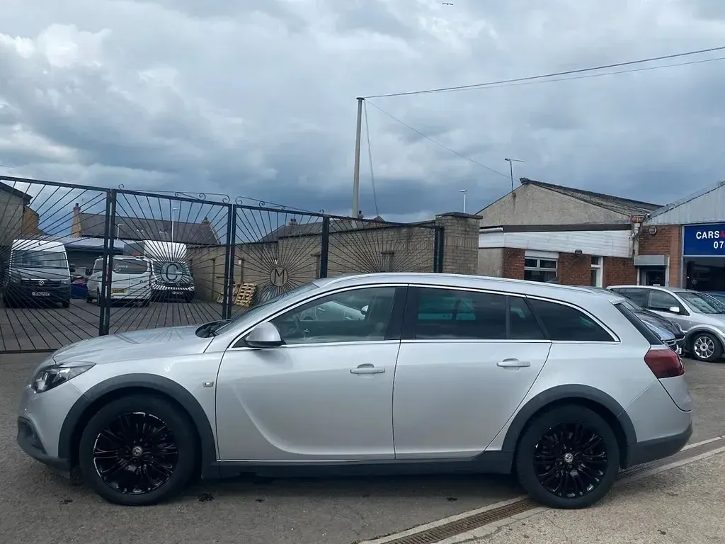 Used Vauxhall Insignia 192 HP (141 kW) 2014 Silver Estate