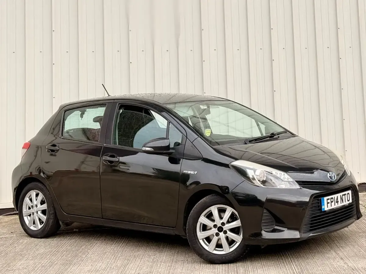 Used Toyota Yaris Active 100 HP (73 kW) 2014 Black Hatchback