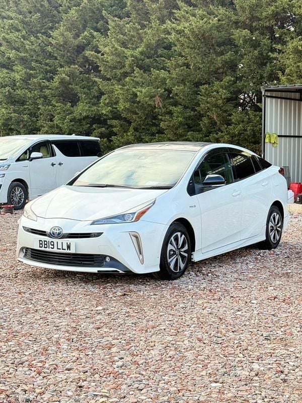 Used Toyota Prius 122 HP (89 kW) 2019 White Hatchback
