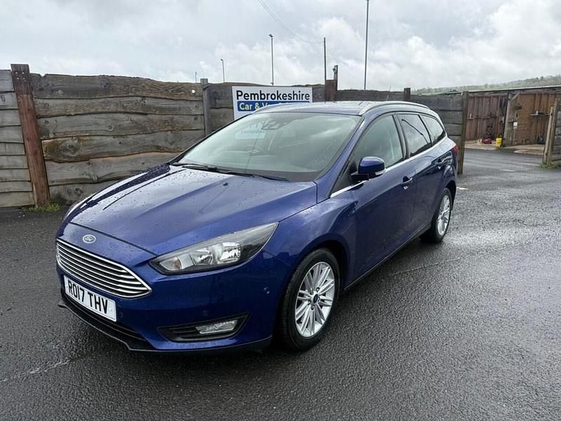 Usado Ford Focus Zetec 120 CV (88 kW) 2017 Azul Familiar