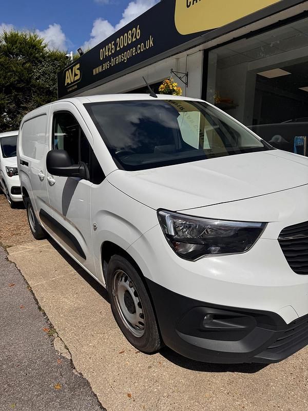 Second-hand Vauxhall Combo Edition 130 CP (95 kW) 2021 Alb Monovolum