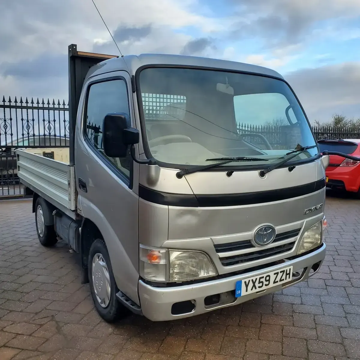 Usado Toyota Dyna 109 HP (80 kW) 2009 Prateado Pickup