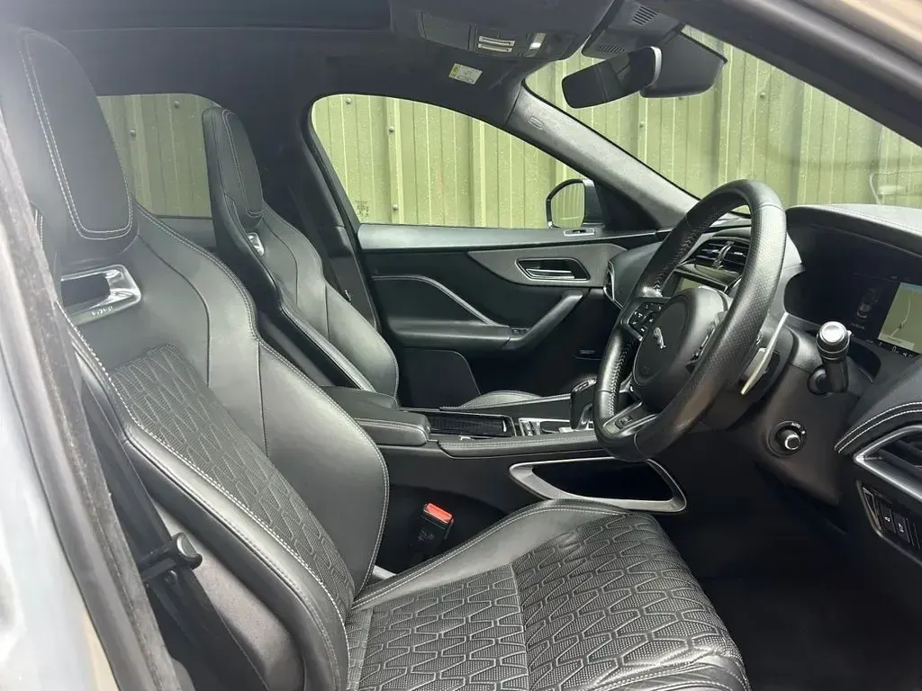 Używany Jaguar F-Pace SVR 550 KM (404 kW) 2019 Srebrny SUV