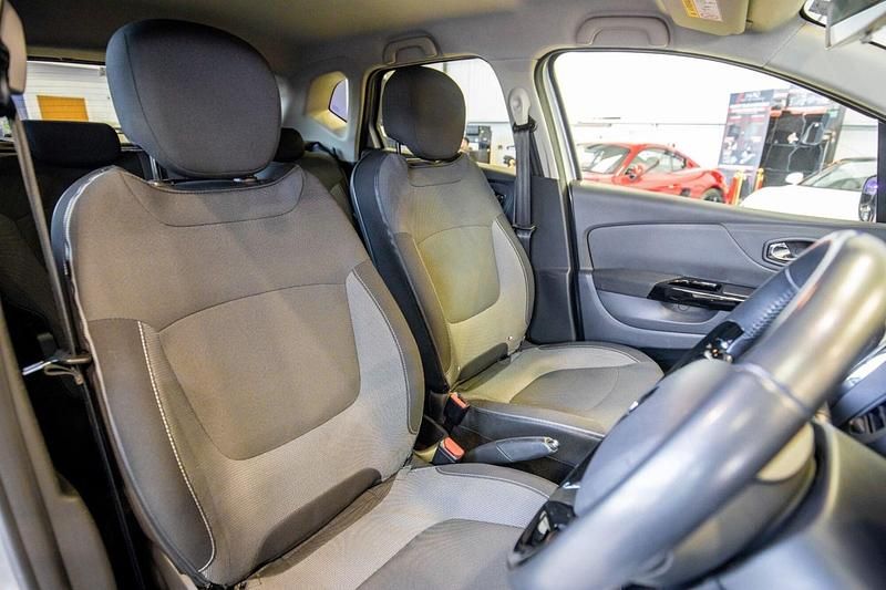 Used Renault Captur Dynamique 90 HP (66 kW) 2016 Silver/black SUV