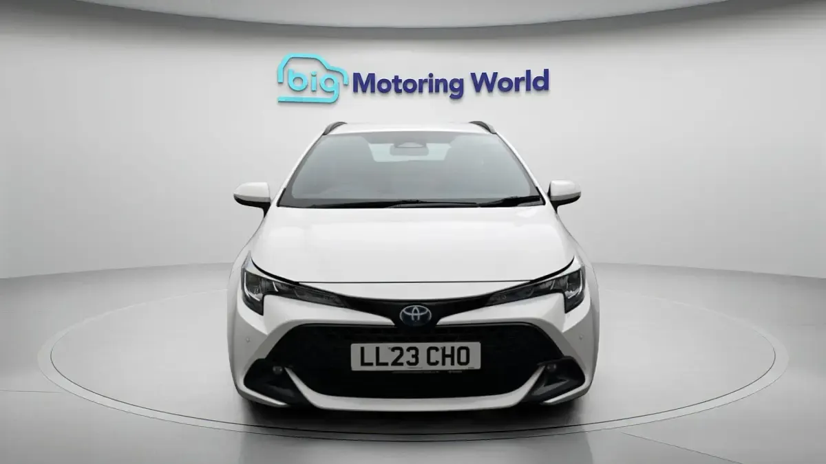 Used Toyota Corolla 140 HP (102 kW) 2023 White Estate