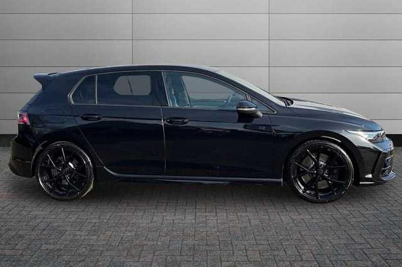 Second-hand VW Golf VIII Black Edition 333 CP (244 kW) 2024 Negru Hatchback