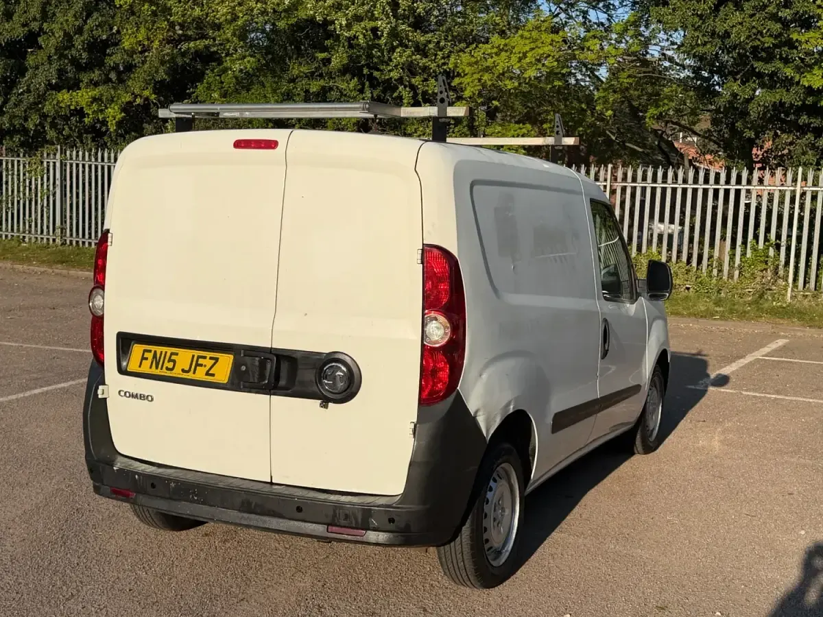 Usado Vauxhall Combo 90 CV (66 kW) 2015 Blanco Monovolumen