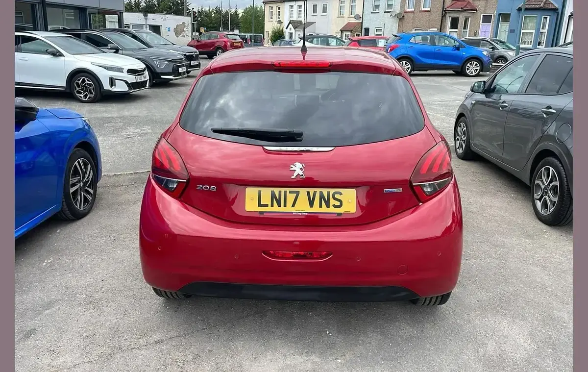 Used Peugeot 208 Allure 82 HP (60 kW) 2017 Red Hatchback