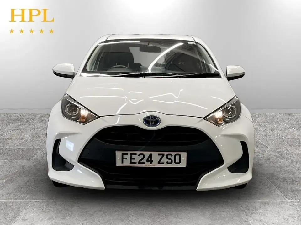 Used Toyota Yaris Hybrid 116 HP (85 kW) 2024 White Hatchback