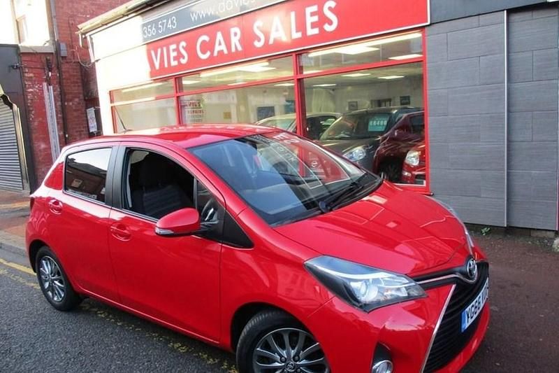Used Toyota Yaris 99 HP (72 kW) 2016 Red Hatchback