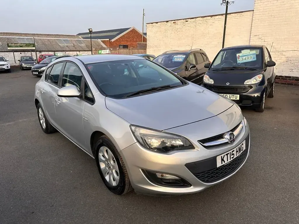 Used Vauxhall Astra Design Edition 136 HP (100 kW) 2015 Silver Hatchback