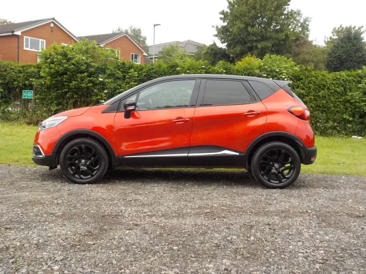 Used Renault Captur Dynamique 90 HP (66 kW) 2017 Red/black SUV