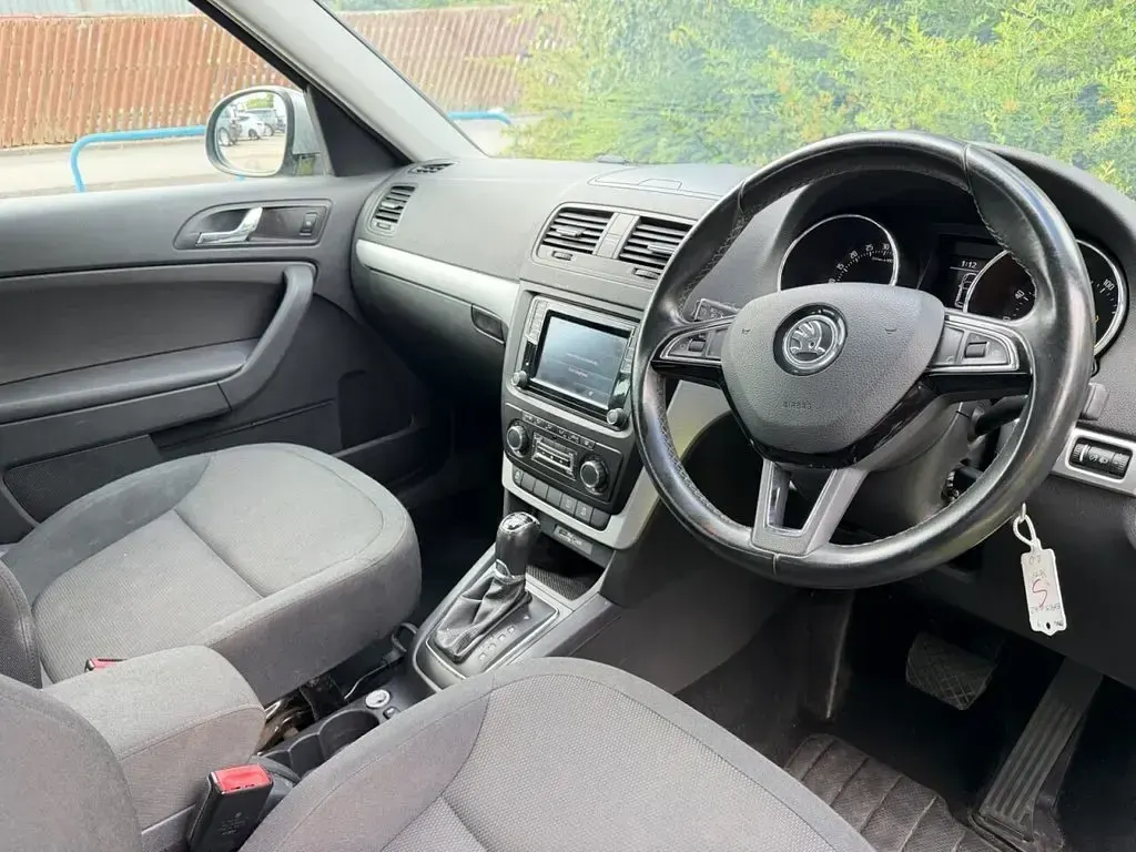 Used Skoda Yeti Business Line 150 HP (110 kW) 2015 Grey SUV