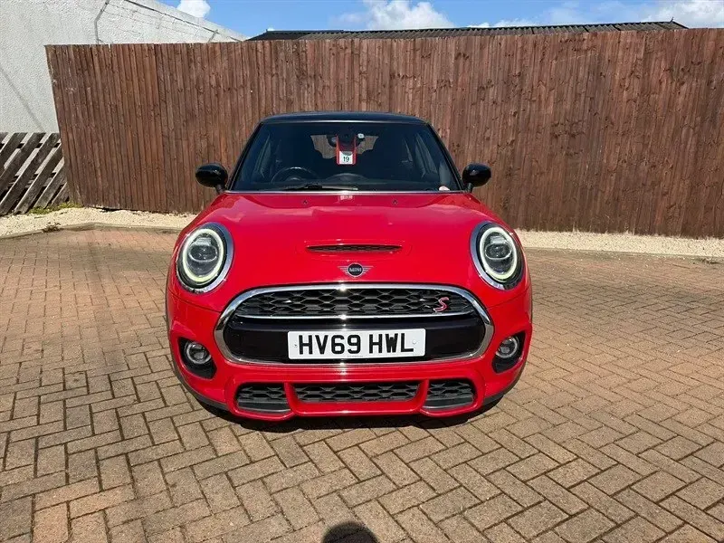 Begagnad Mini Cooper S Hatch 192 HK (141 kW) 2019 Röd Halvkombi