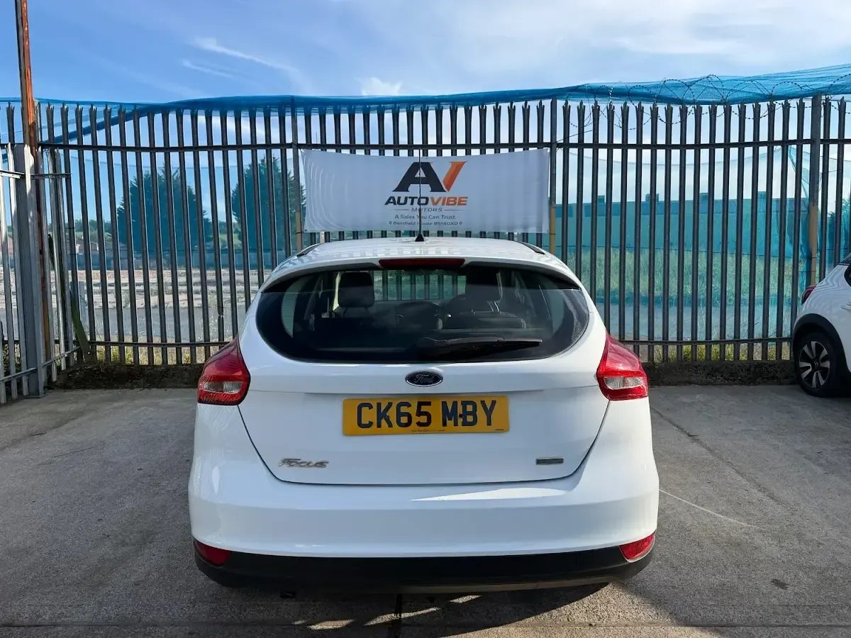 Used Ford Focus Zetec 2015 White Hatchback