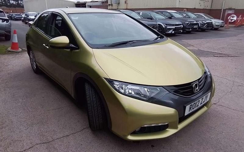 Begagnad Honda Civic ES 142 HK (104 kW) 2012 Gul Halvkombi