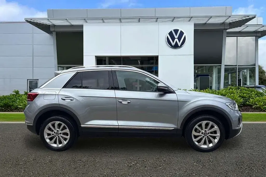Usado VW T-Roc Style 150 HP (110 kW) 2025 Prateado SUV