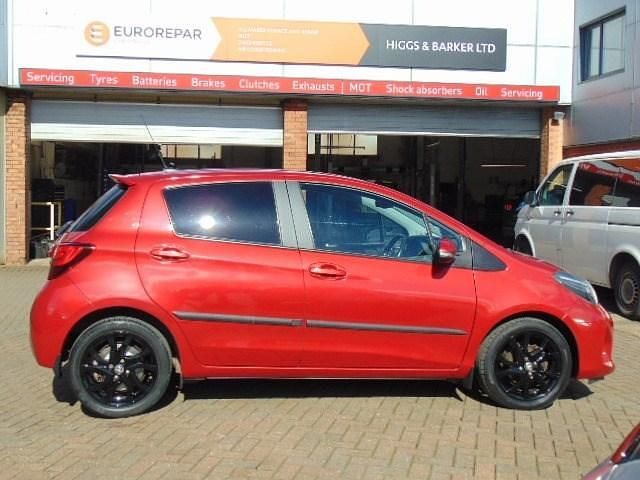 Used Toyota Yaris Design 99 HP (72 kW) 2016 Red Hatchback