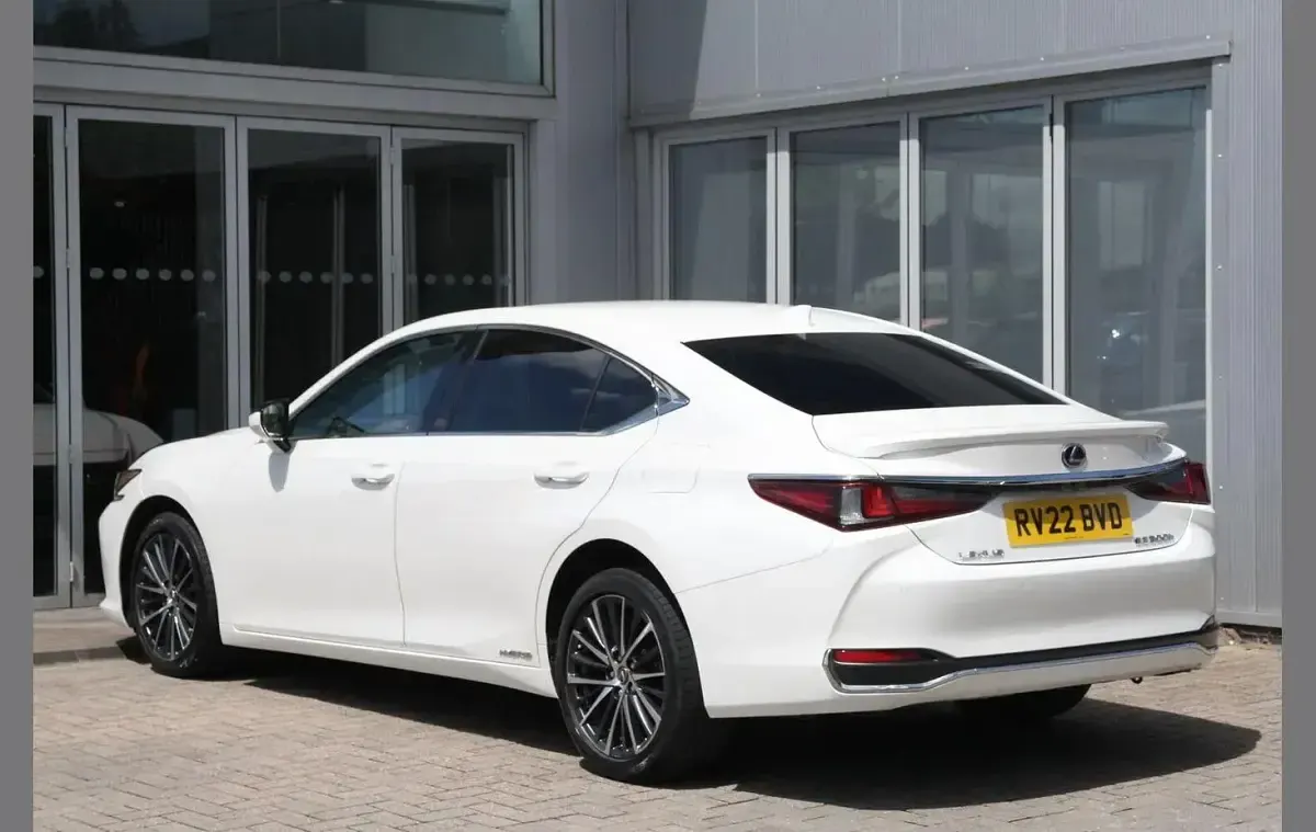 Used Lexus ES300H 214 HP (157 kW) 2022 White Sedan