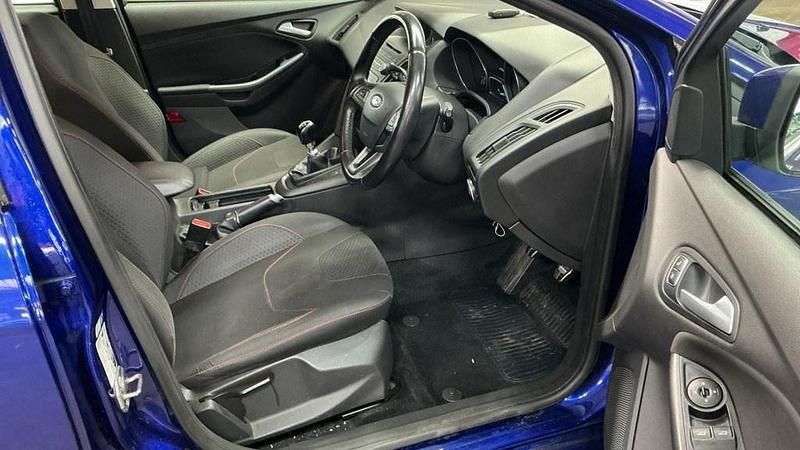 Used Ford Focus Zetec 120 HP (88 kW) 2015 Blue Hatchback