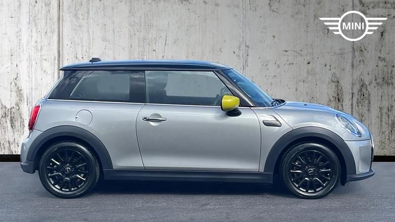Usado Mini Cooper Classic 134 HP (98 kW) 2022 Prateado Citadino